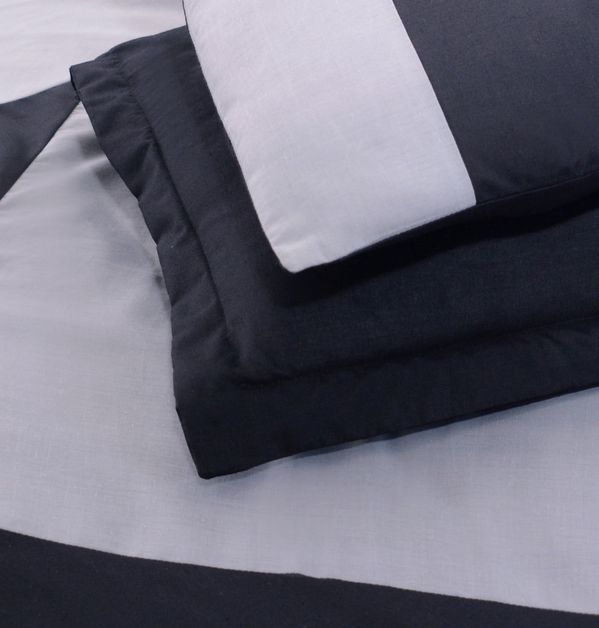 6 Pieces Duvet Set Black and White