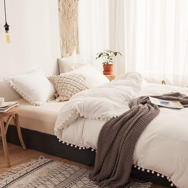 6 Pcs White Duvet Cover With Pom Pom